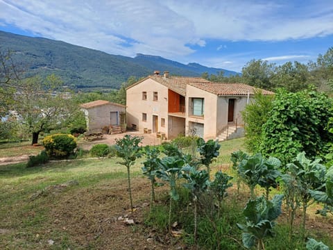 Property building, Facade/entrance, Natural landscape, Garden, Balcony/Terrace, City view, Garden view, Mountain view