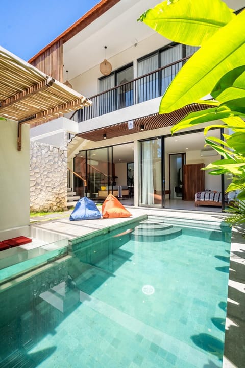 Property building, Day, Swimming pool