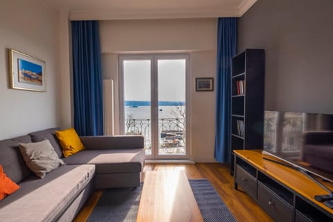 Communal lounge/ TV room, TV and multimedia, Living room, Seating area, Sea view