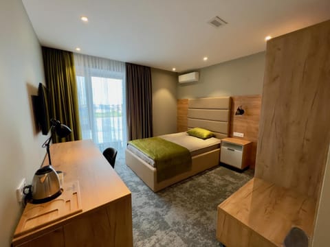 Bed, TV and multimedia, Photo of the whole room