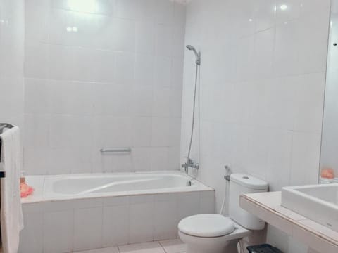 Shower, Toilet, Hot Tub, Bathroom, Seating area, Bath, towels