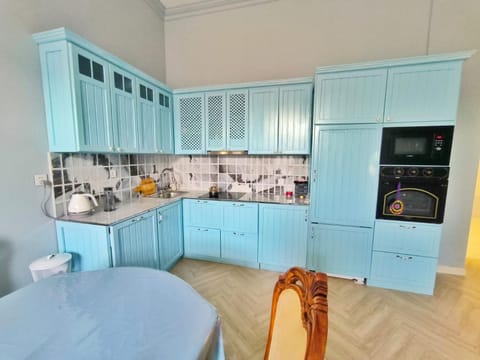 Kitchen or kitchenette, dishwasher, minibar, oven