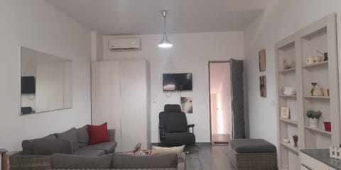 Communal lounge/ TV room, TV and multimedia, Living room, group of guests, Family