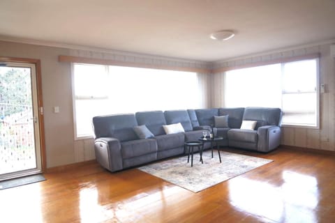 Sunny garden house Villa in Glenorchy