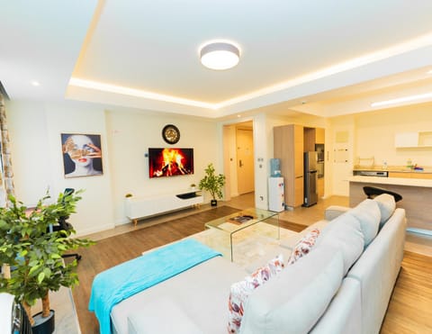 TV and multimedia, Kitchen or kitchenette, Living room, Seating area, Dining area, minibar, oven, stove