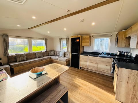 Shamrocks Cove Caravan - Award-Winning Coastal Retreat House in Newquay