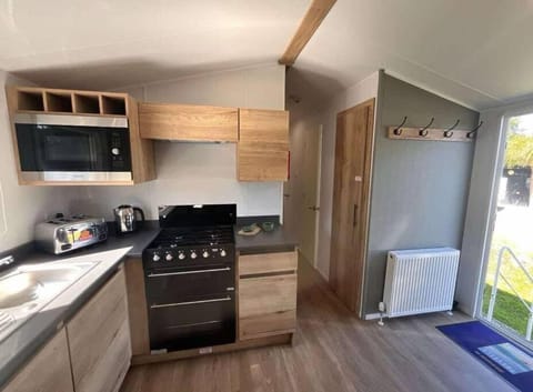 Coffee/tea facilities, Kitchen or kitchenette, oven, stove, toaster