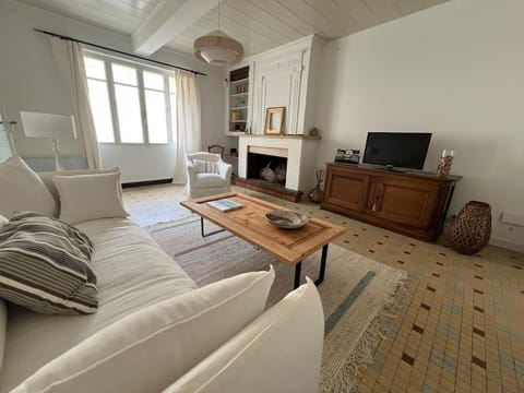Communal lounge/ TV room, TV and multimedia, Living room, Seating area, Evening entertainment