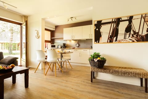 Kitchen or kitchenette, Living room, Seating area, Dining area