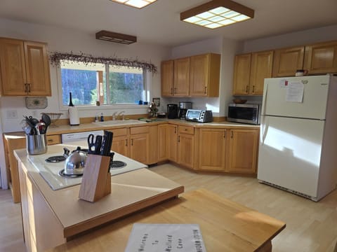 Coffee/tea facilities, View (from property/room), Kitchen or kitchenette, dishwasher, microwave, stove, toaster