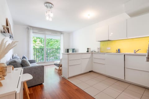 Kitchen or kitchenette, Dining area, dishwasher, stove