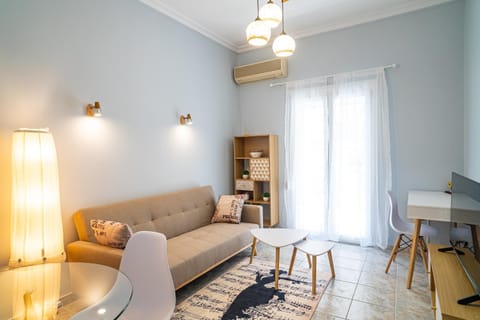 TV and multimedia, Living room, Photo of the whole room, Decorative detail, Seating area, Dining area, air conditioner