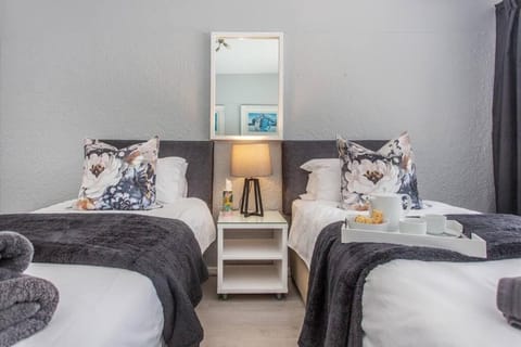 Beachcomber Sunset Sleeper Apartment in Sea Point