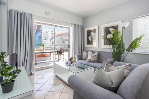Beachcomber Sunset Sleeper Apartment in Sea Point
