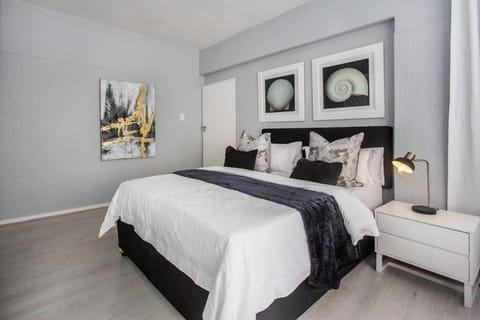 Beachcomber Sunset Sleeper Apartment in Sea Point