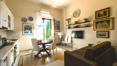 TV and multimedia, Kitchen or kitchenette, Living room, Dining area