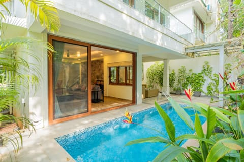 Property building, Patio, Day, Garden, Garden view, Pool view, Swimming pool, sunbed