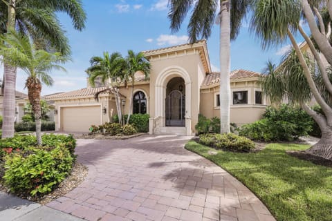 Opulent home with vast water view, pool and hot tub House in Marco Island