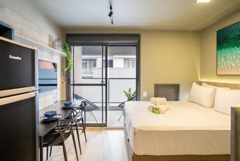 Bed, TV and multimedia, Balcony/Terrace, Photo of the whole room, Dining area, Bedroom, towels