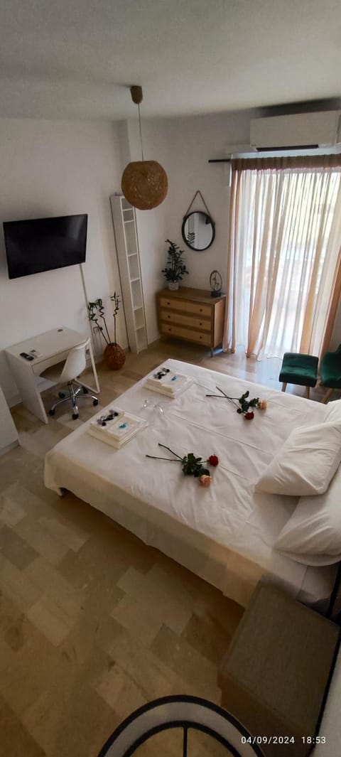 Bed, TV and multimedia, Photo of the whole room, Bedroom, towels