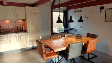 Kitchen or kitchenette, Dining area, pet friendly