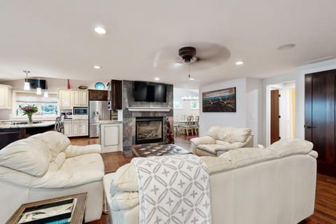 Lakefront and Dock! Family-Friendly Wisconsin Escape House in Lake Wisconsin