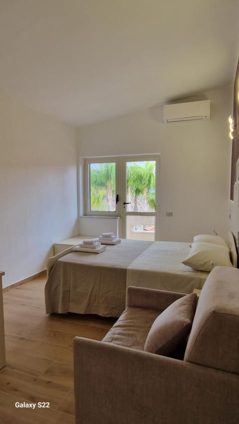 Bed, Coffee/tea facilities, Photo of the whole room, Bedroom, Italian breakfast, locker, towels, air conditioner