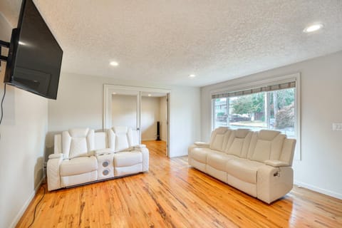 Milwaukie Home with Outdoor Dining Space House in Clackamas County