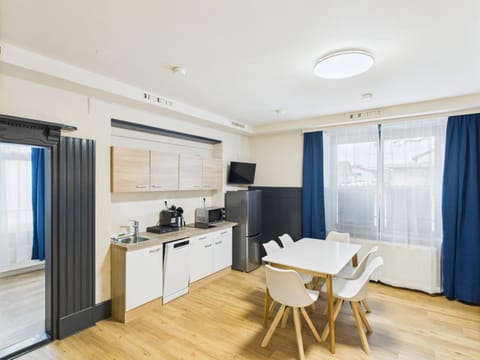 Coffee/tea facilities, Kitchen or kitchenette, Dining area, oven, stove