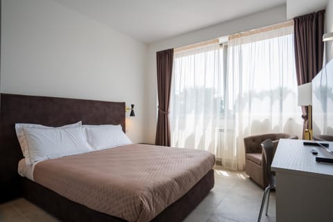 Bed, TV and multimedia, Bedroom