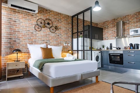 Bed, Coffee/tea facilities, Kitchen or kitchenette, Living room, Photo of the whole room, Seating area, Dining area, Bedroom, oven, stove, toaster, air conditioner