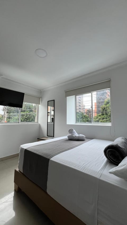 Bed, TV and multimedia, Photo of the whole room, Bedroom
