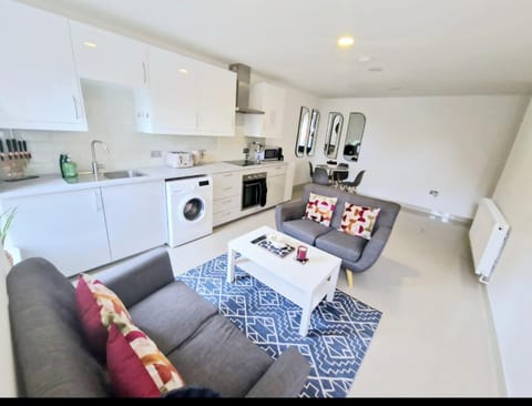 En-suites Suites - Leeds City Retreat with Kitchenette- LGI Hospital- Free 5G WIFI & Netflix- University - Contractors - Short Stays Bed and Breakfast in Leeds