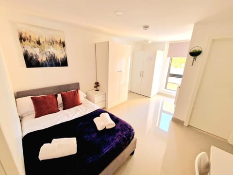 En-suites Suites - Leeds City Retreat with Kitchenette- LGI Hospital- Free 5G WIFI & Netflix- University - Contractors - Short Stays Bed and Breakfast in Leeds