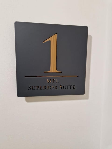 En-suites Suites - Leeds City Retreat with Kitchenette- LGI Hospital- Free 5G WIFI & Netflix- University - Contractors - Short Stays Bed and Breakfast in Leeds