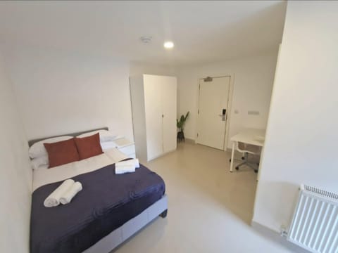 En-suites Suites - Leeds City Retreat with Kitchenette- LGI Hospital- Free 5G WIFI & Netflix- University - Contractors - Short Stays Bed and Breakfast in Leeds