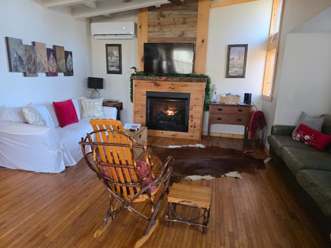 TV and multimedia, Living room, Seating area, fireplace