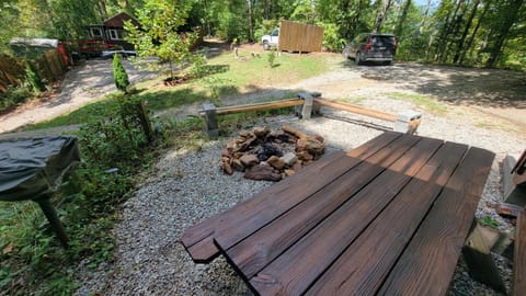 Patio, Natural landscape, BBQ facilities, Seating area, Parking