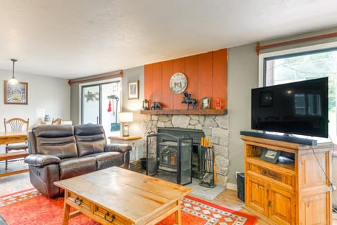 West Dover Townhome Hot Tub, 2 Mi to Mount Snow! House in West Dover