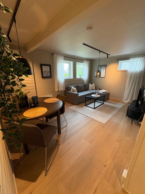 Nyoppusset sokkelleilighet med bra bussforbindelser Apartment in Tromso
