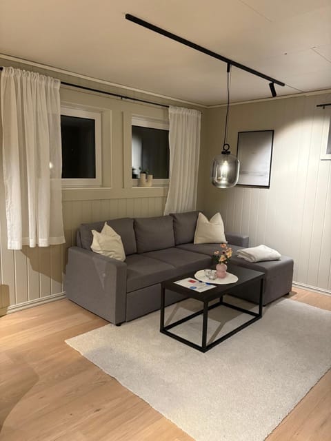 Nyoppusset sokkelleilighet med bra bussforbindelser Apartment in Tromso