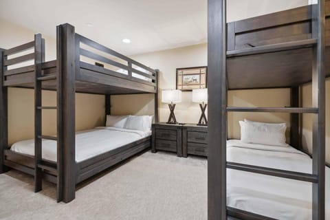 Hyatt Condominium 01 by East West Hospitality Apartment in Beaver Creek