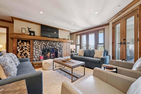 Hyatt Condominium 01 by East West Hospitality Apartment in Beaver Creek