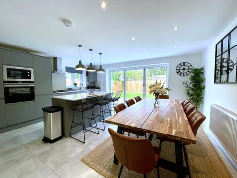 Kitchen or kitchenette, Dining area, oven, pet friendly, stove