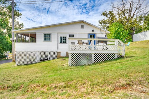 Cozy Cottage with Deck Walk to Lake of the Ozarks! House in Lake of the Ozarks