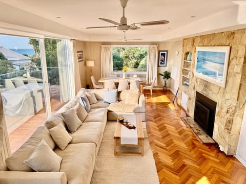 Communal lounge/ TV room, Living room, Seating area, Evening entertainment, fireplace