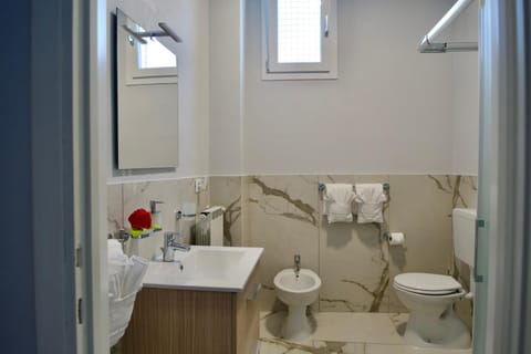 Shower, Toilet, Bathroom, bidet, towels