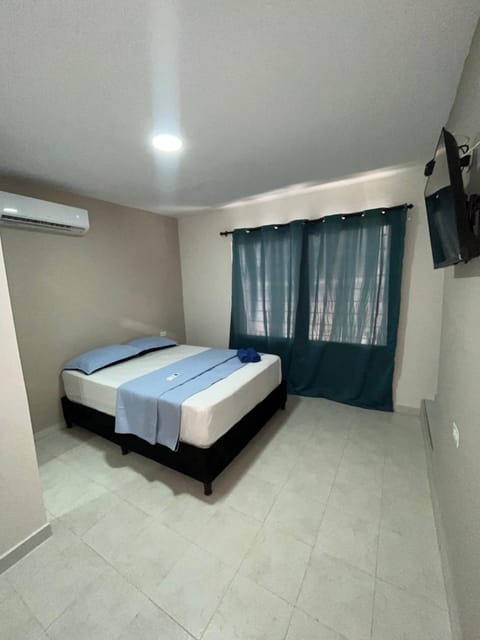 Bed, TV and multimedia, Photo of the whole room, Bedroom, air conditioner