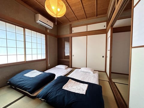 Photo of the whole room, air conditioner