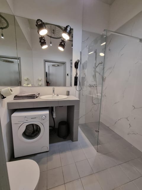 Shower, Bathroom, towels